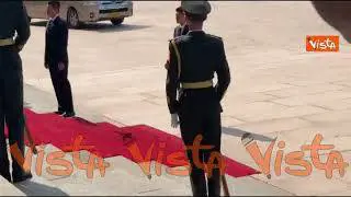 I soldati entrano nella Grande Sala del Popolo di Pechino prima dell'incontro Meloni-Li Qiang