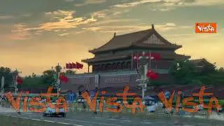 Ecco Piazza Tienanmen in Cina con le bandiere italiane per la visita di Meloni