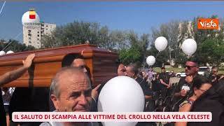 Funerali vittime crollo a Scampia, il lancio di palloncini bianchi al termine della funzione