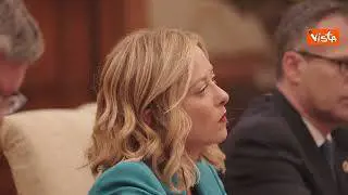 Meloni incontra Xi Jinping a Pechino, la stretta di mano tra i due leader