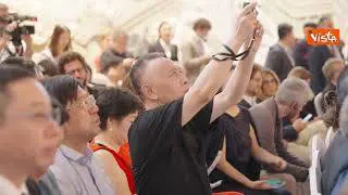 Meloni a mostra Marco Polo a Pechino accolta dai bambini con bandierine cinesi e italiane