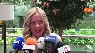 Meloni: "Piatto preferito in Cina? Salmone e spaghetti, quelli in brodo". E mima gesto con la mano