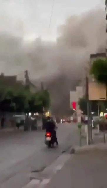 La colonna di fumo sollevata dal bombardamento israeliano su Beirut