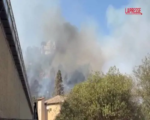 Roma, le immagini dell'incendio a Monte Mario