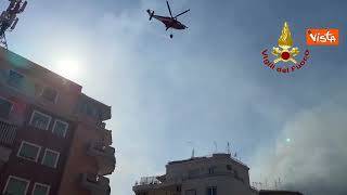 Incendio a Roma, a fuoco Monte Mario. Palazzi evacuati e auto bruciate