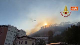 Vasto incendio a Roma, l'elicottero dei Vigili del Fuoco tra i palazzi di Monte Mario