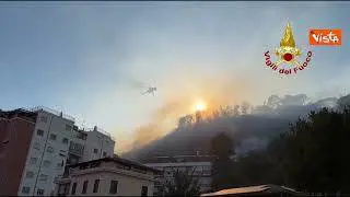 Vasto incendio a Roma, l'elicottero dei Vigili del Fuoco tra i palazzi di Monte Mario