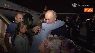 Putin accoglie con un mazzo di fiori all'aeroporto i prigionieri russi dopo scambio con gli Usa