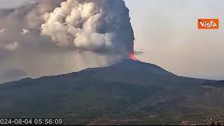 Etna in eruzione, fontane di lava e nubi di cenere vulcanica. Voli ridotti all'aeroporto di Catania