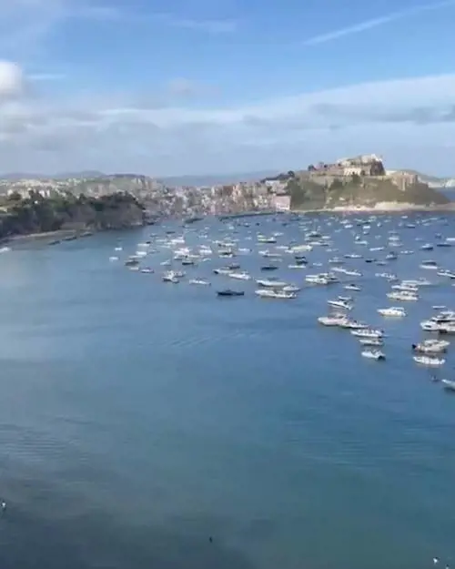 A tutta velocità sotto i Faraglioni, ecco cosa succede a Capri: il video denuncia