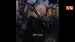 Kamala Harris presenta il suo vice Tim Walz a Philadelphia sul palco del primo comizio insieme