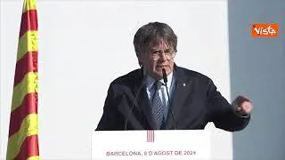 Puigdemont a Barcellona, il leader catalano elude mandato di cattura e partecipa a comizio
