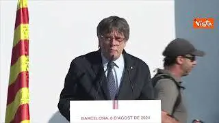 Il leader catalano Puigdemont torna a Barcellona dopo 7 anni da fuga: "Siamo ancora qui"