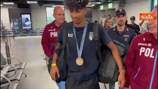 Olimpiadi Parigi, Mattia Furlani rientra a Fiumicino con la sua medaglia di bronzo al collo