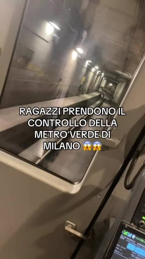 Ragazzini nella cabina guida di coda della Metro M2 di Milano