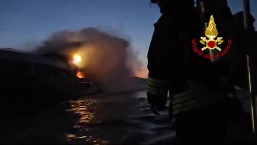 Le fiamme avvolgono lo yacht davanti alle coste di Olbia