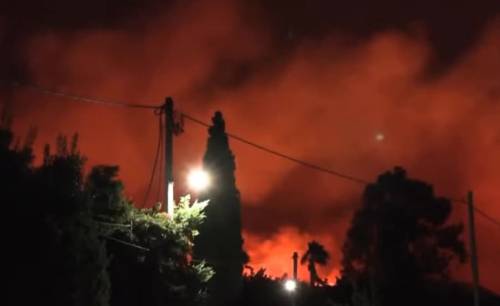 Maxi incendio in Grecia, migliaia di persone sfollate alla periferia di Atene