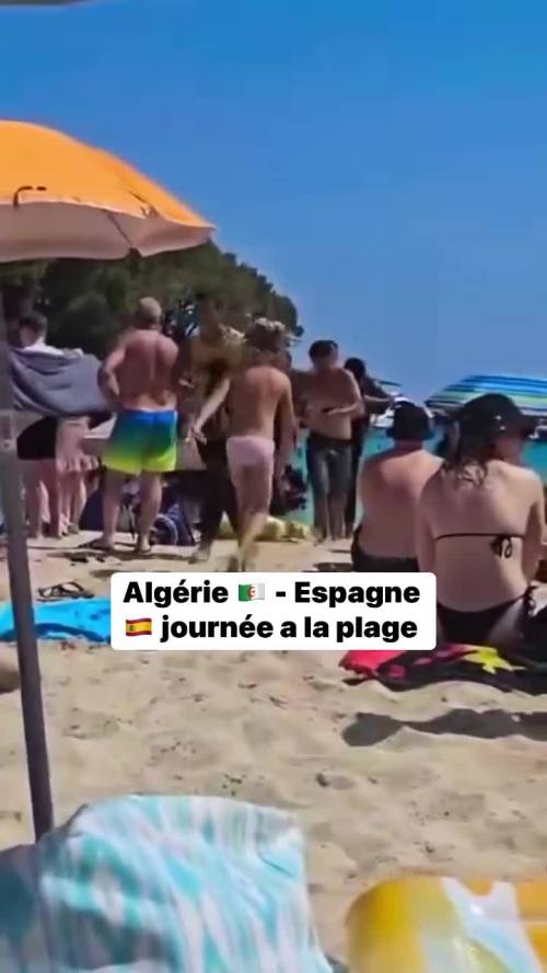 Algerini sbarcano tra i turisti sulla spiaggia di Palma di Mallorca