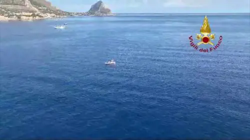 Palermo, barca a vela affondata: le ricerche dei vigili del fuoco