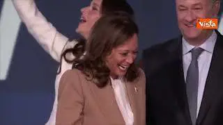 Joe Biden passa il testimone a Kamala Harris, l'abbraccio sul palco della convention dem a Chicago