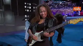 John Legend scatenato sul palco della convention dem Usa, canta e balla con Sheila E