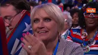 Obama e il gesto su Trump diventato virale: "È ossessionato dalle dimensioni... delle folle"