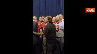Il vice di Kamala Harris festeggia la nomination con i giocatori di football che allenava