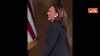 L’ingresso della Harris per il discorso alla Convention, migliaia di cartelli con scritto “Kamala”