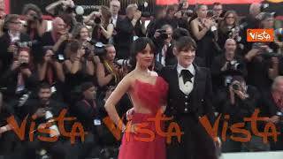 Venezia 81, Winona Ryder e Jenna Ortega posano insieme abbracciate sul red carpet