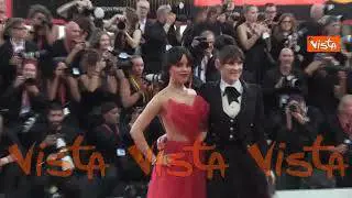 Venezia 81, Winona Ryder e Jenna Ortega posano insieme abbracciate sul red carpet