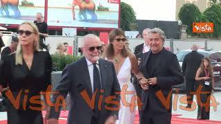 Venezia 81, De Laurentiis sfila sul red carpet con tutta la famiglia: "Forza Napoli? Sempre"