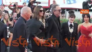 Venezia 81, il cast stellare di Beetlejuice Beetlejuice in posa sul red carpet per la foto di gruppo