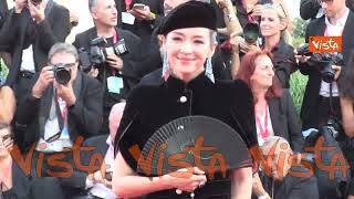 Venezia 81, l'attrice cinese Zhang Ziyi sfila sul red carpet in un abito di ispirazione orientale