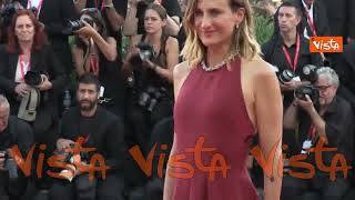 Venezia 81, l'attrice francese Camille Cottin sfila sul red carpet con un lungo abito bordeaux