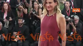 Venezia 81, l'attrice francese Camille Cottin sfila sul red carpet con un lungo abito bordeaux