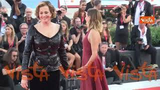 Sigourney Weaver e Camille Cottin si salutano sorridenti sul red carpet