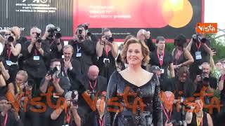 Venezia 81, Sigourney Weaver sul red carpet della serata inaugurale della Mostra del cinema