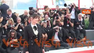 Venezia 81, Winona Ryder sfila sul red carpet con un lungo abito di tulle nero di ispirazione gotica