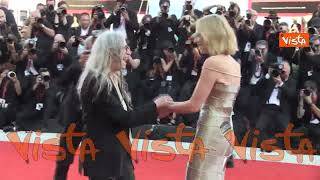 Venezia 81, Patti Smith omaggia Cate Blanchett con il baciamano sul red carpet