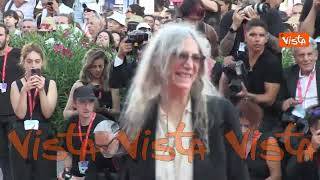 Venezia 81, Patti Smith sfila sul red carpet. Per lei un look rock con treccine e stivali da biker