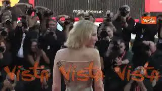 Venezia 81, Cate Blanchett sfila sul red carpet con un lungo abito a sirena color argento
