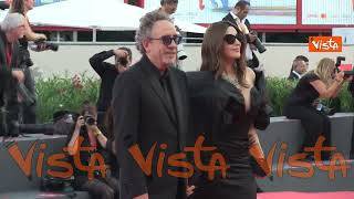 Venezia 81, Tim Burton e Monica Bellucci sul red carpet mano nella mano