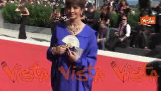 "Stop the Gaza genocide", la scritta sul ventaglio di Laura Morante sul red carpet a Venezia