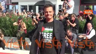 "Free Palestine", la scritta sulla maglia di Lino Musella sul red carpet di Venezia