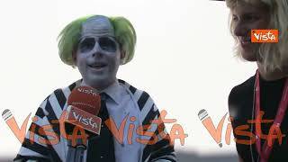 Venezia 81, due cosplayer ispirati a Beetlejuice in attesa del red carpet del film di Tim Burton