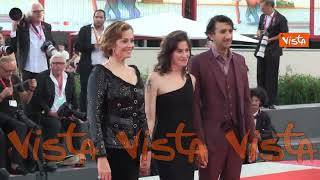 Sigourney Weaver sul red carpet con la figlia Charlotte Simpson e il suo compagno Nemo Allen