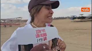 I familiari degli israeliani ostaggi di Hamas sfondano il confine ed entrano nella Striscia di Gaza