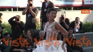 Venezia 81, Taylor Russell sul red carpet con uno strepitoso abito total white di Chanel