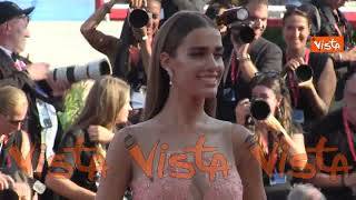 Clara sul red carpet in un romantico abito rosa con sensuali trasparenze sul corpetto