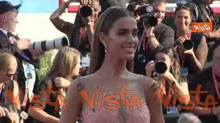 Clara sul red carpet in un romantico abito rosa con sensuali trasparenze sul corpetto